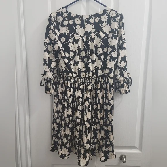 NWT Smak Parlour Lead Like A Girl Fit & Flare V-Neck Pleated Dress - Picture 6 of 15